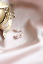 Load image into Gallery viewer, Alyssum oval studs