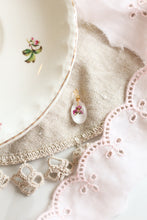 Load image into Gallery viewer, Oval pendant- Alyssum