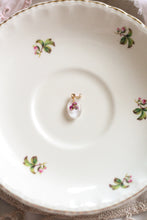 Load image into Gallery viewer, Oval pendant- Alyssum